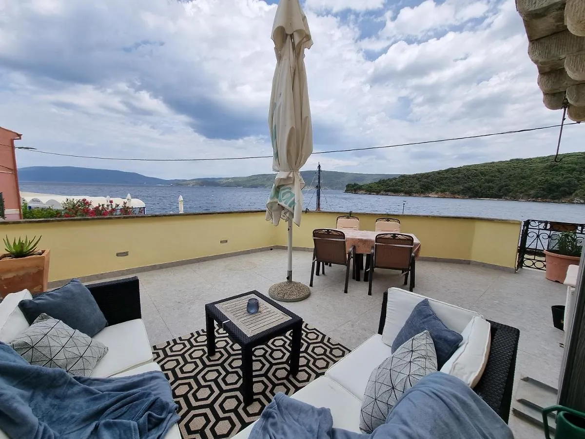 Palac - Giordano Valun Croacia